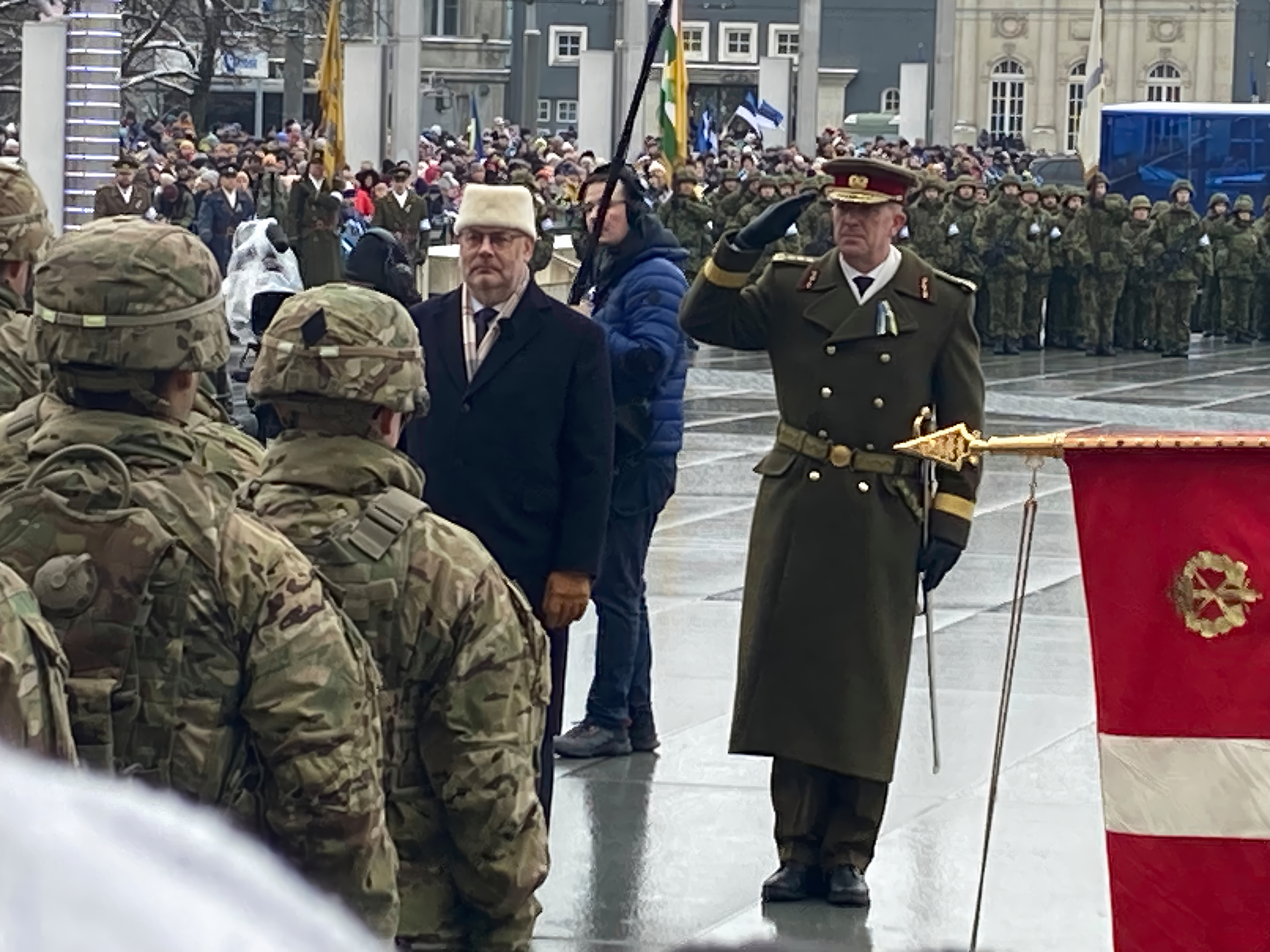 Viron presidentti Alar Karis virallisessa tilaisuudessa, lähikuvassa valon ja varjon rajalla.