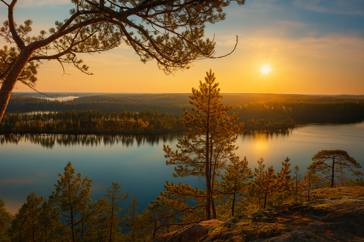 Sumuinen järvimaisema ja valo, joka heijastaa katseen.